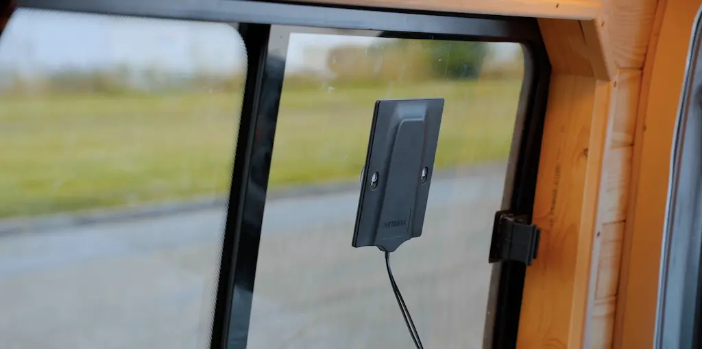 L'antenne MIMO de Netgear collée sur la fenêtre de mon fourgon